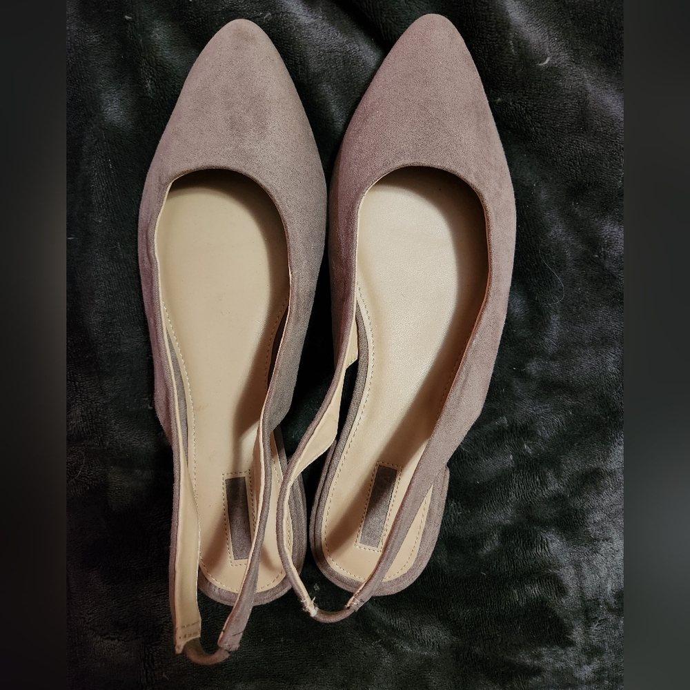 Chic Women's Taupe Suede Flats